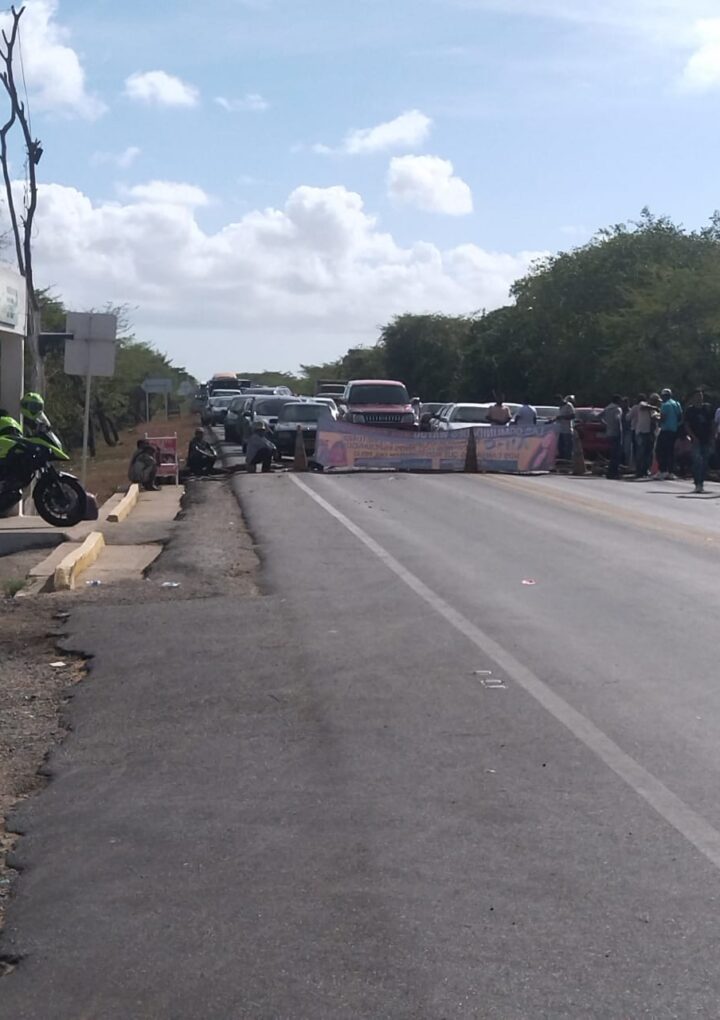 Nuevo paro entre Riohacha y Mayapo paralizó el tráfico en el centro de La Guajira