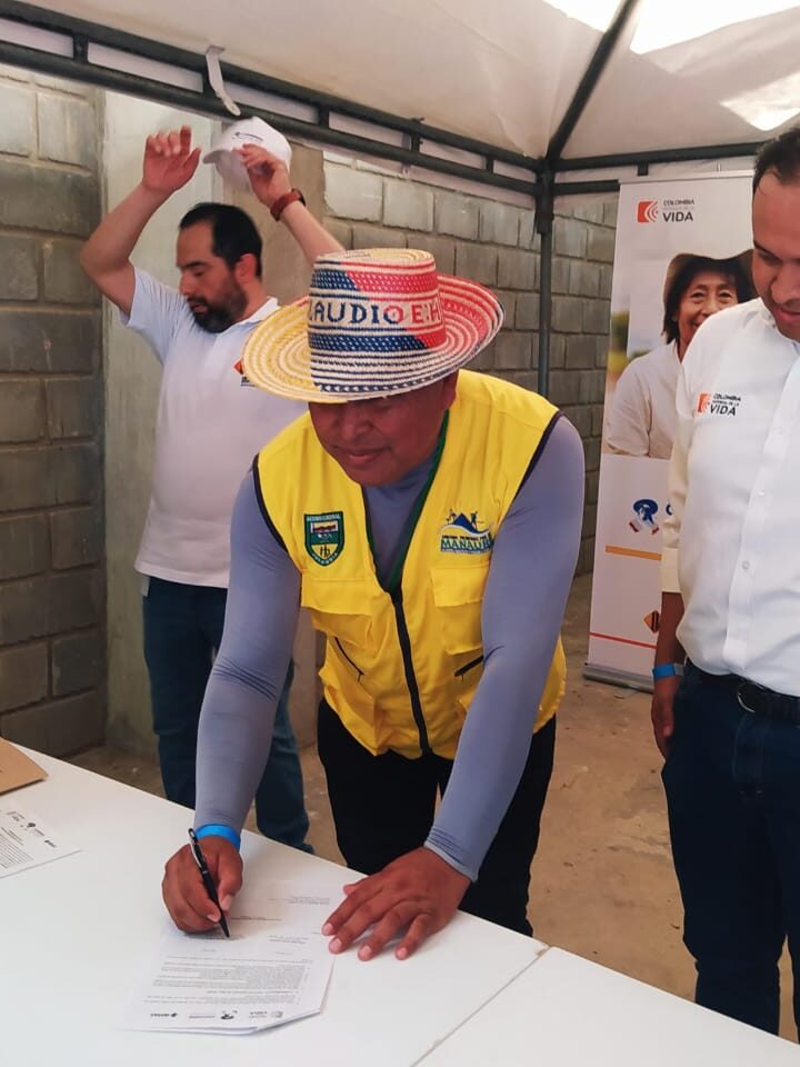 Invías y Junta de Acción Comunal firman convenio para vías en Shíruría en Manaure
