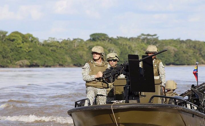 Cuatro náufragos extranjeros fueron rescatados en el mar Caribe, en jurisdicción de Riohacha por miembros de la Armada Nacional