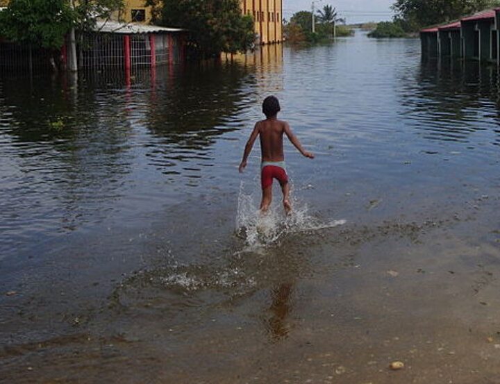 Moradores del barrio Villa Fátima de Riohacha, continuaron gravemente afectados por las inundaciones, sobre todo en el aguacero de ayer