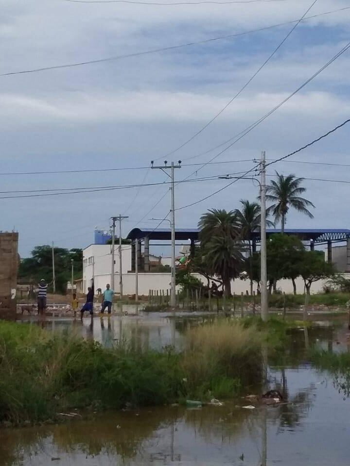 Habitantes del barrio Villa Fátima de Riohacha, piden la presencia de las autoridades locales, para atender las graves inundaciones que padecen hace varias semanas