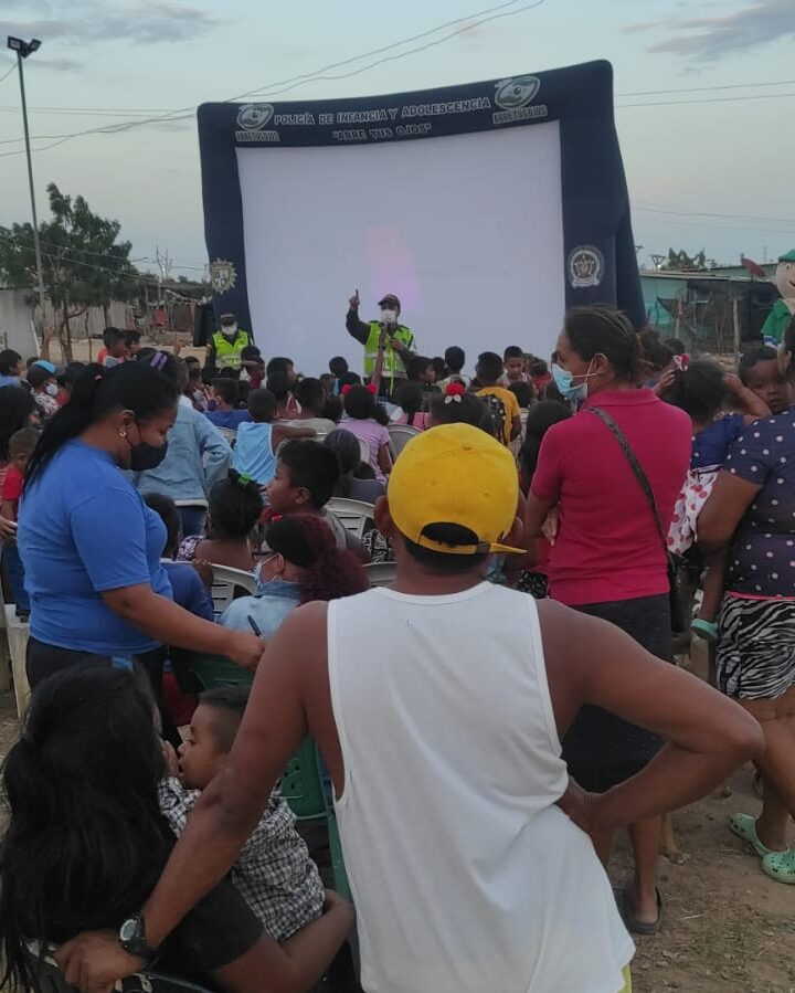 Policía ofreció en Riohacha, jornada de cine al barrio