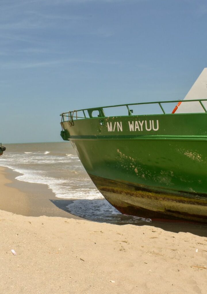 Desencallada una de las dos motonaves atrapadas en la playa de Riohacha